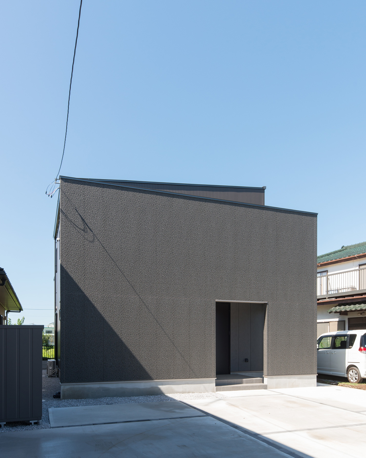 黒い外壁で、窓の無いキューブ状の外観の住宅・デザイン住宅