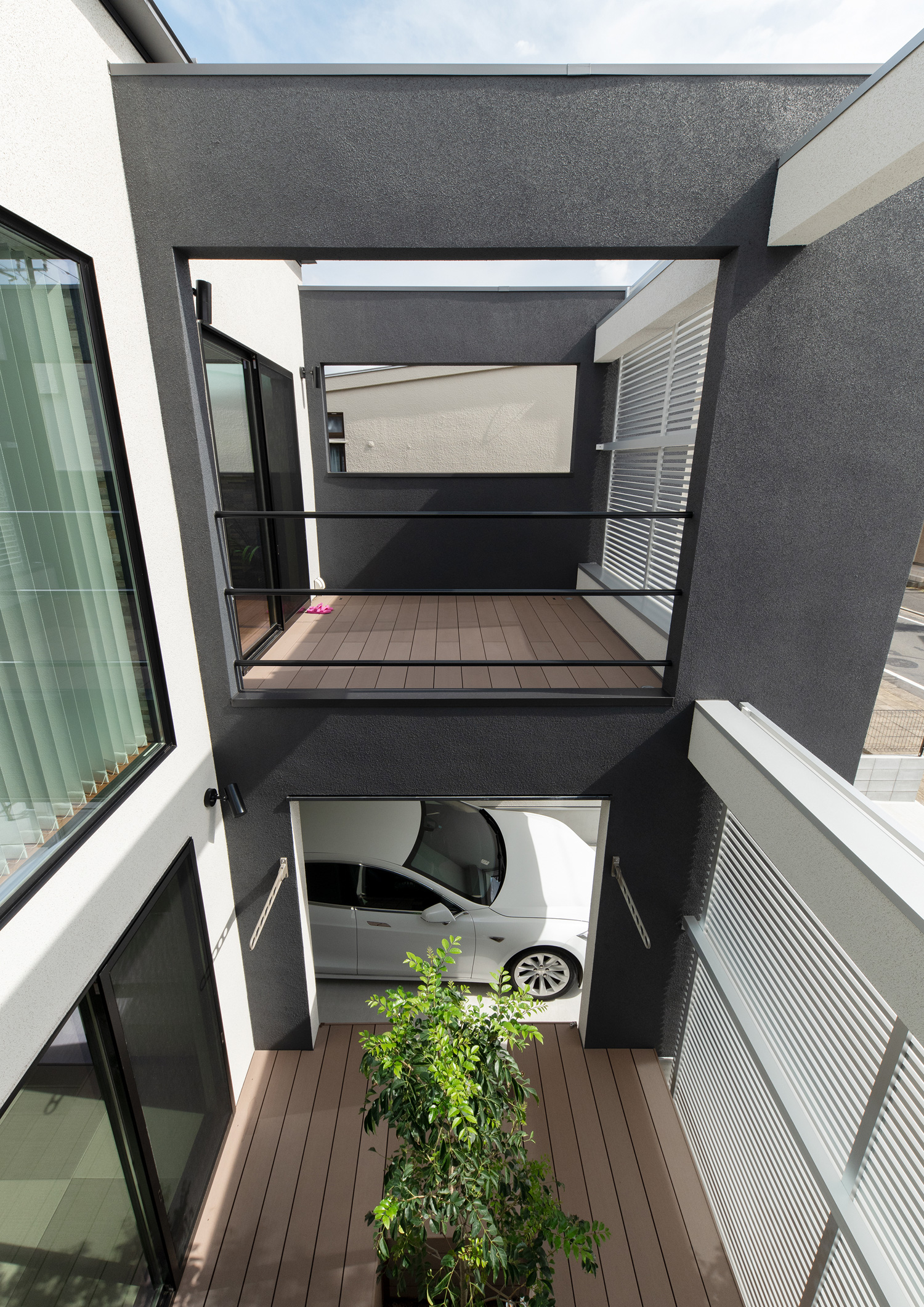 一階にインナーガレージと繋がる中庭があり、二階にバルコニーがある住宅・デザイン住宅