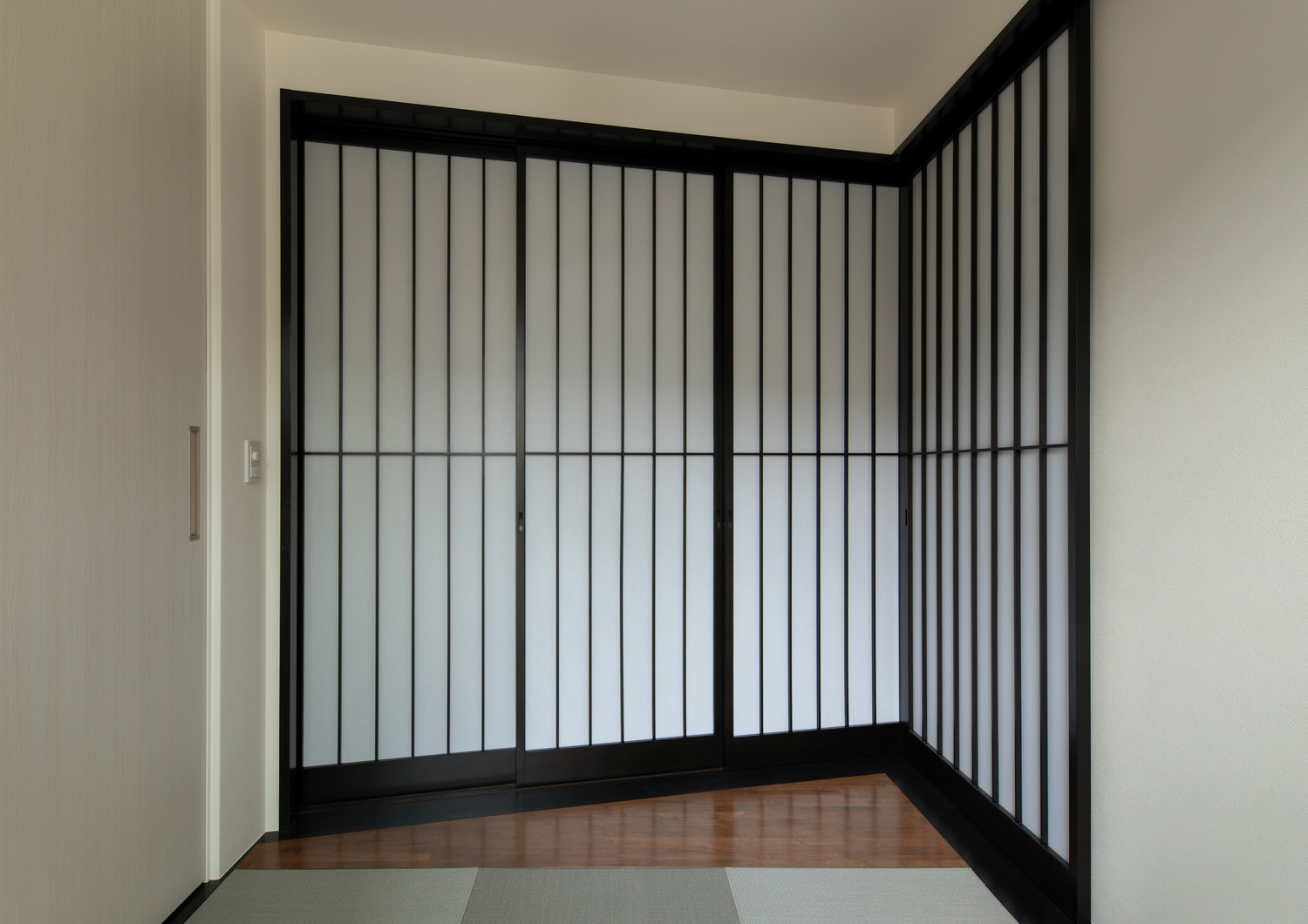 琉球畳の和室を仕切る黒枠の障子・デザイン住宅