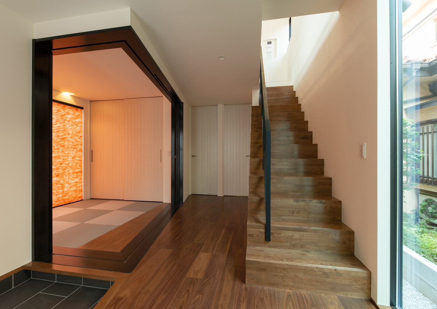 和室と木の箱型階段が廊下を挟んで向かい合っている様子・デザイン住宅