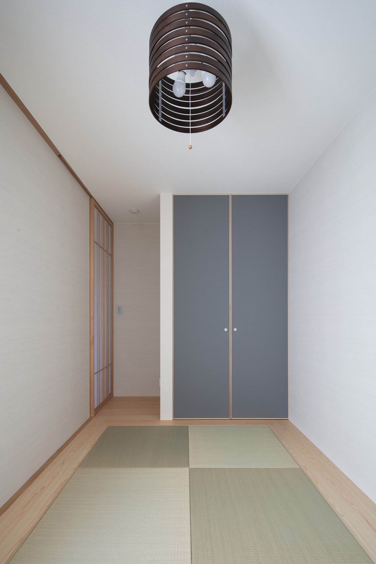グレーの収納扉がある琉球畳の和室・デザイン住宅