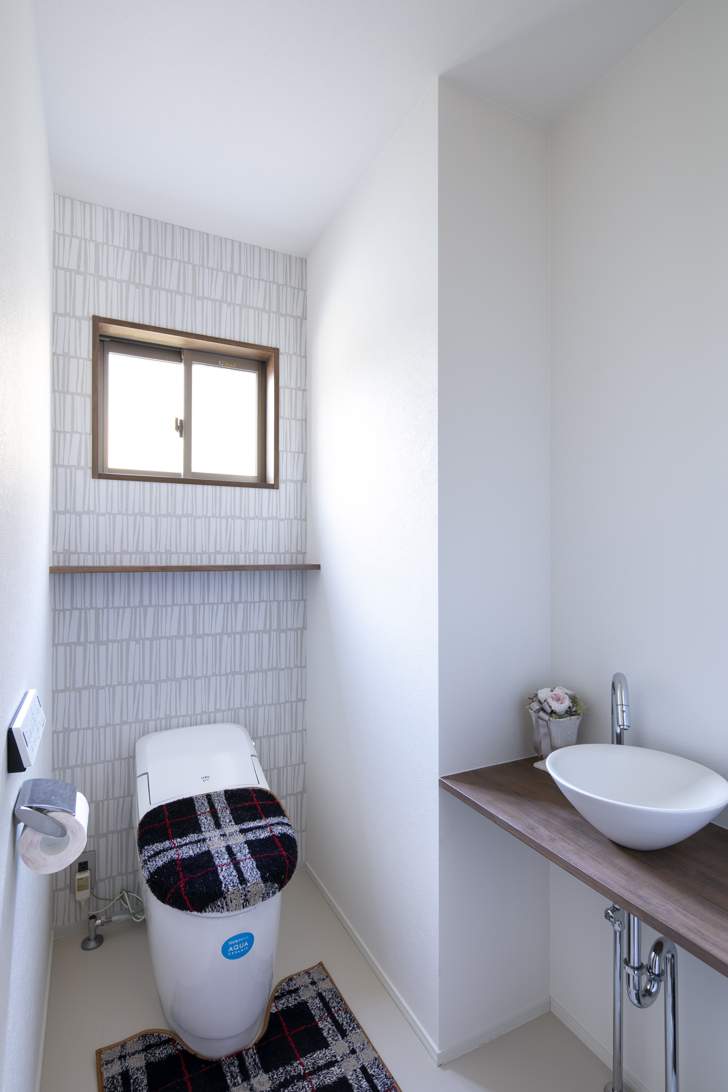 タイル風のデザインのアクセントクロスがある、薄型手洗い付きのトイレ・デザイン住宅