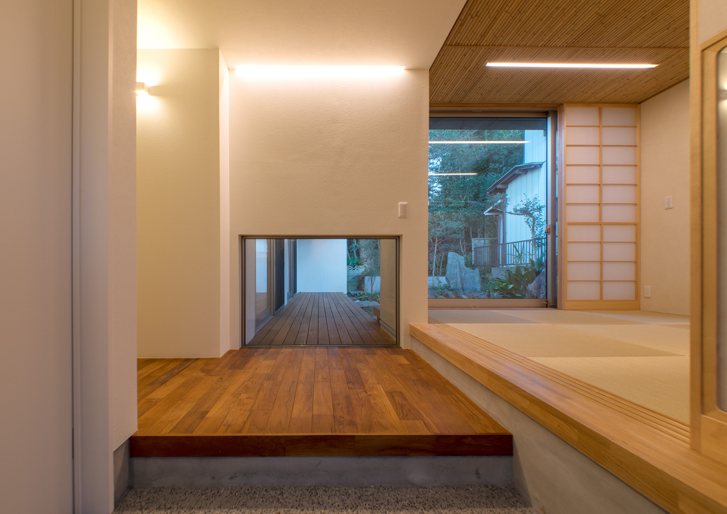 直線型の照明が壁と和室に設けられた室内・デザイン住宅