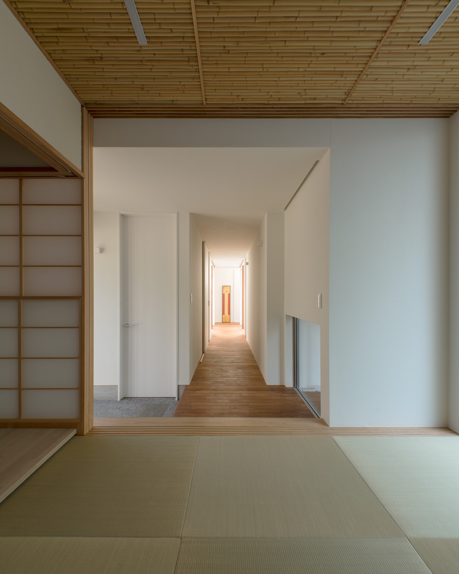 琉球畳の和室からフローリングの廊下が見える様子・デザイン住宅