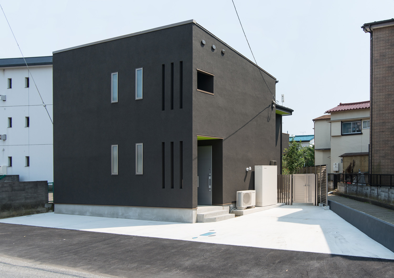 黒いキューブ状の外観の住まい・デザイン住宅