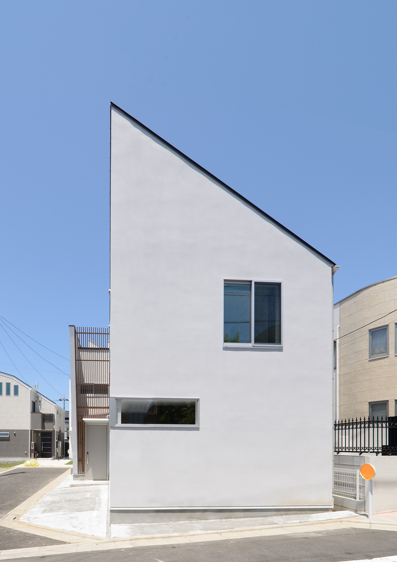 角地に建つ、白い外壁で斜め屋根の住宅・デザイン住宅