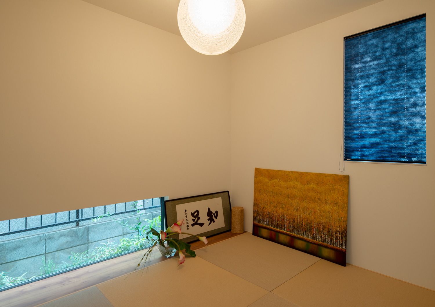 地窓やペンダントライトがある琉球畳の和室・デザイン住宅
