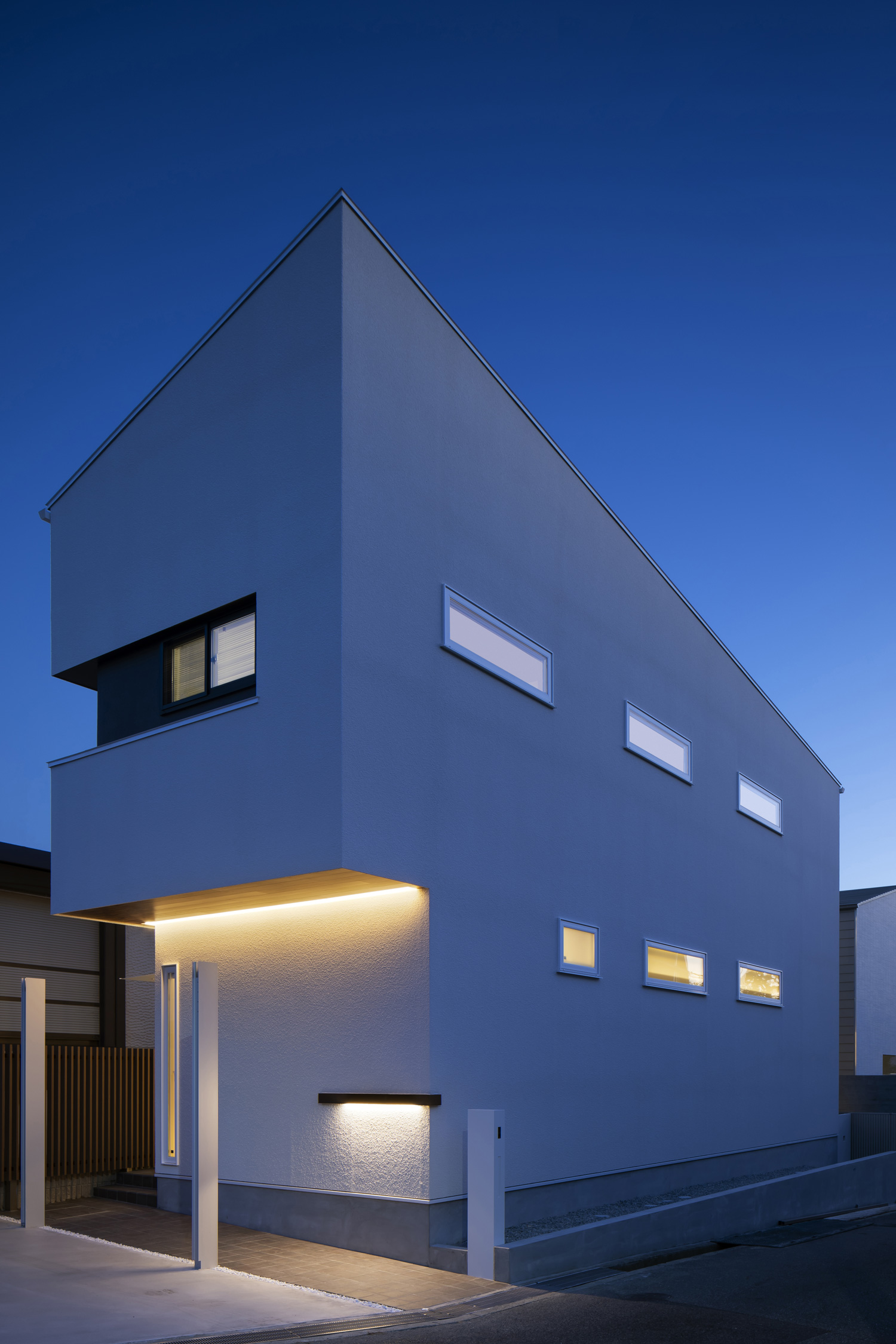 大きさや位置が均一な窓が並ぶ、間接照明が取り付けられた住宅の外観・デザイン住宅