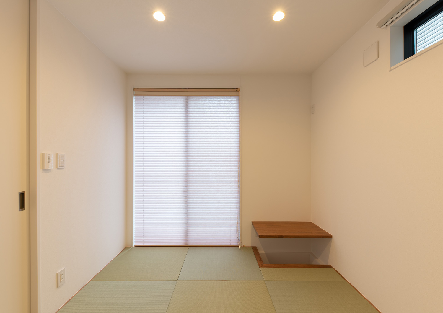 部屋の隅にデスクスペースを設けた琉球畳の和室・デザイン住宅