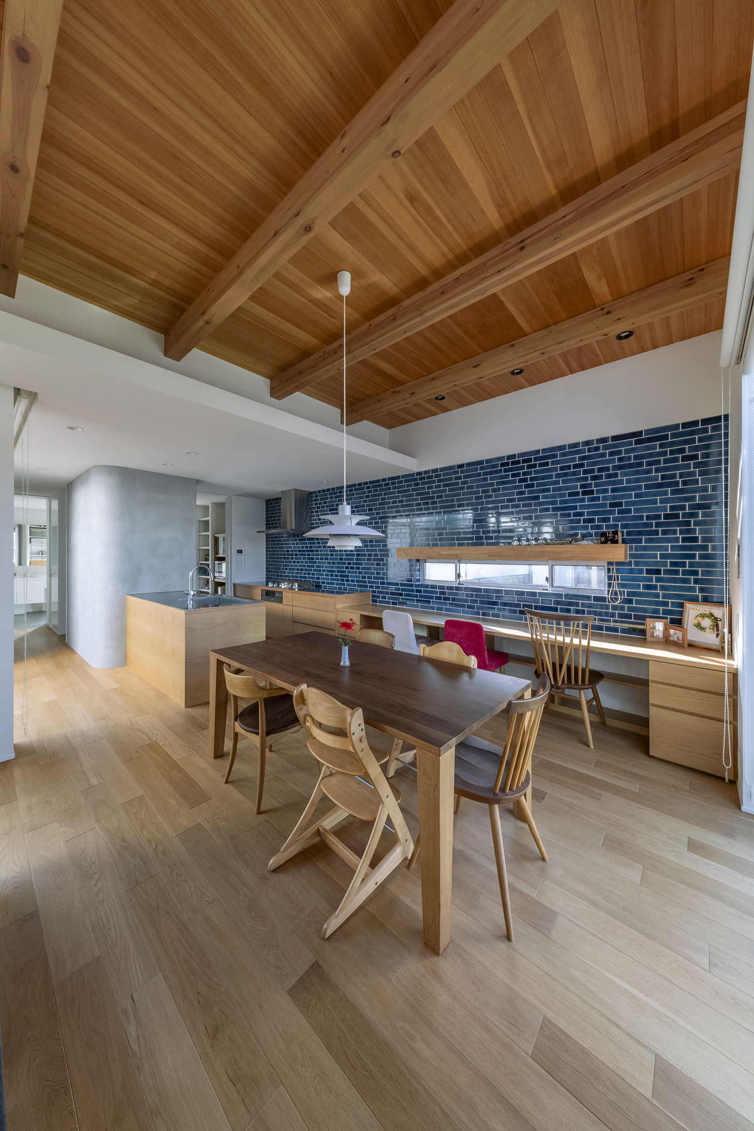 木のインテリアを中心とした梁見せ天井のLDK・デザイン住宅