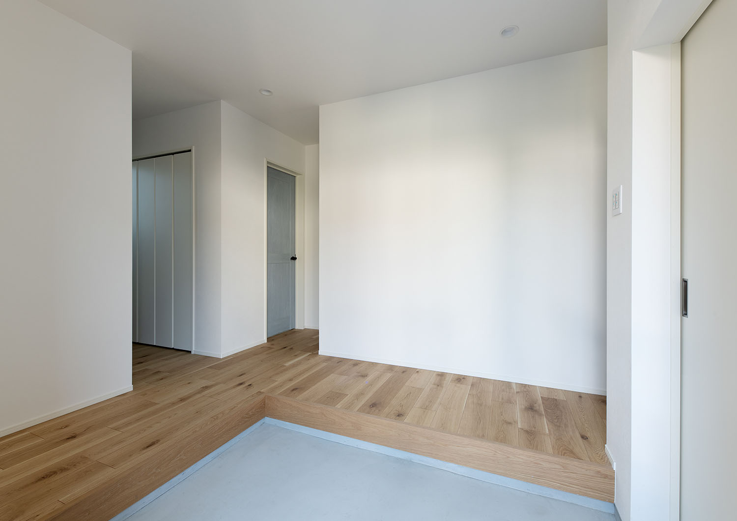 扉や壁を白で統一した、フローリングの空間・デザイン住宅