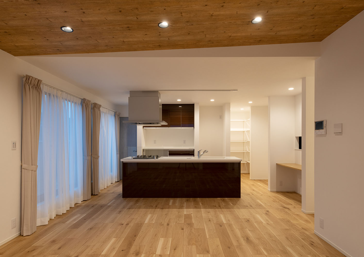カップボードとデザインが統一されたアイランドキッチン・デザイン住宅
