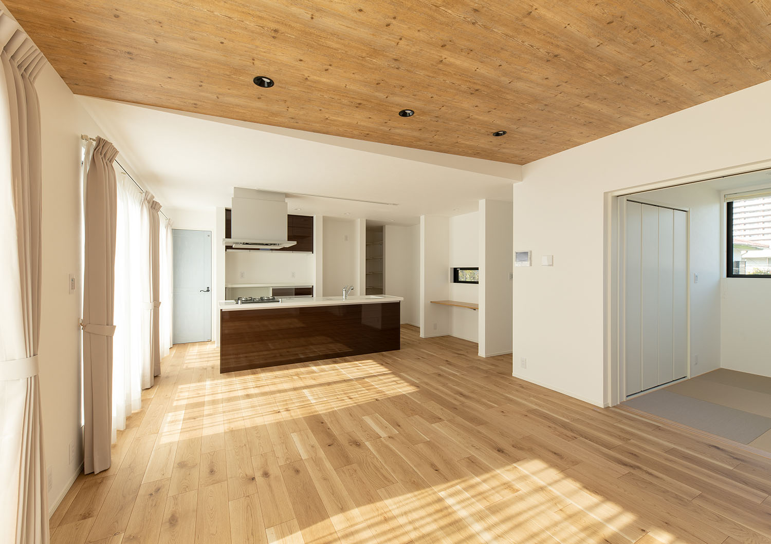 フローリングと天井の素材を統一したLDK・デザイン住宅