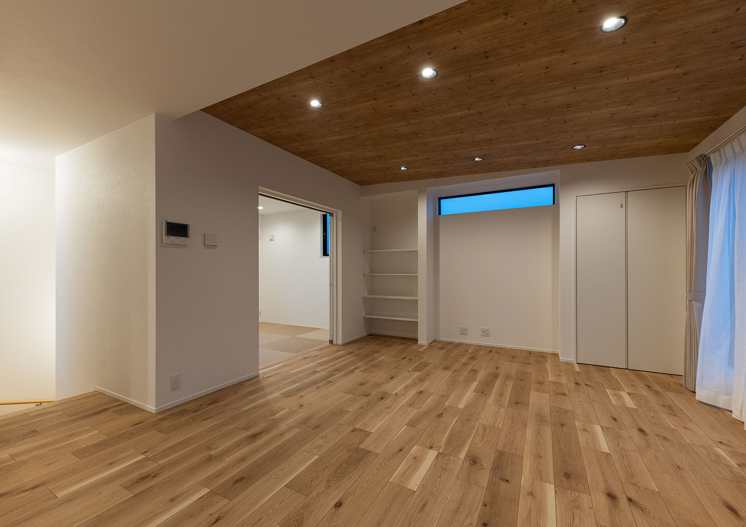 木目の天井と白い天井が切り替わっているLDK・デザイン住宅