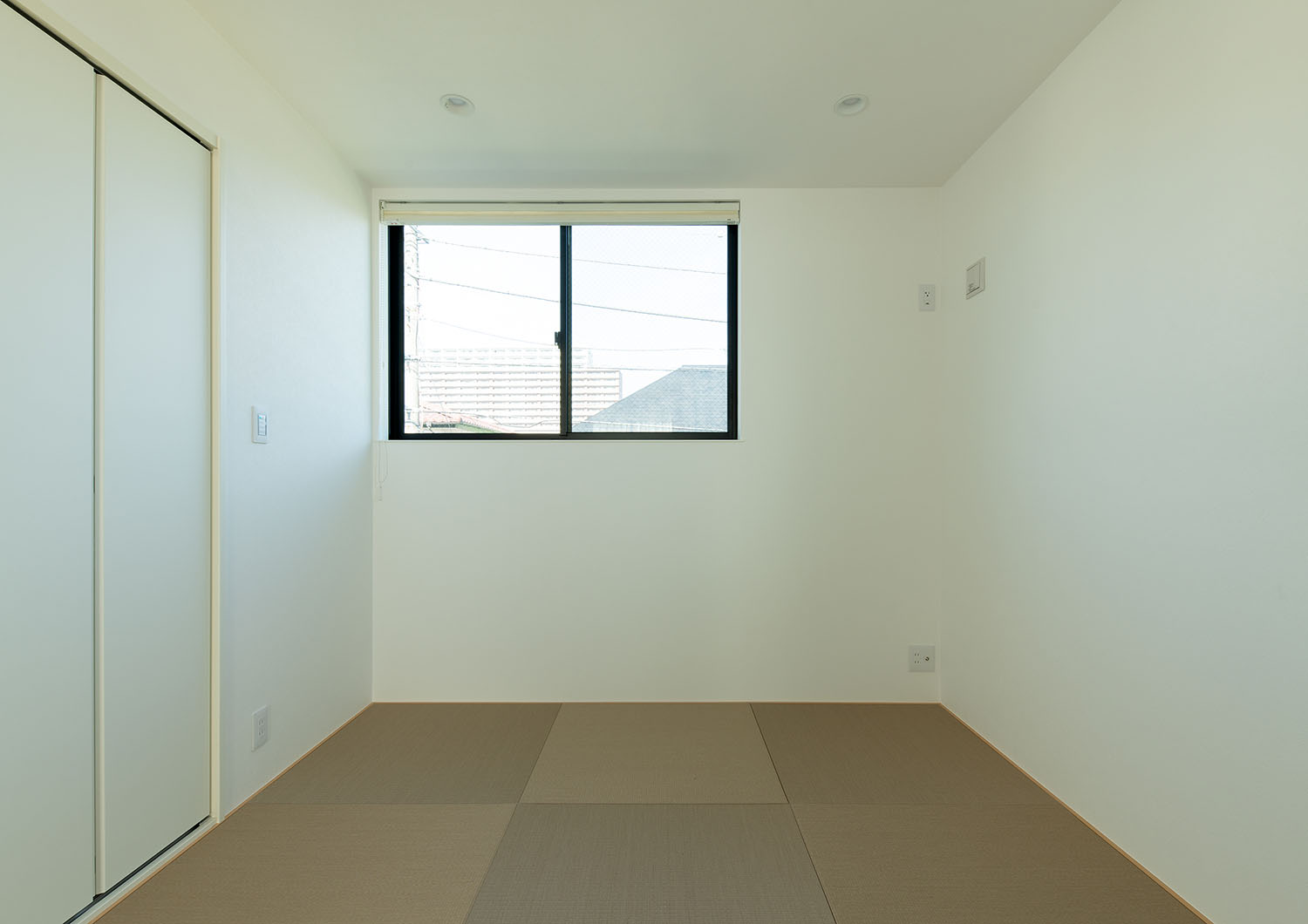 引き戸を閉めることで個室となる、窓のある琉球畳の和室