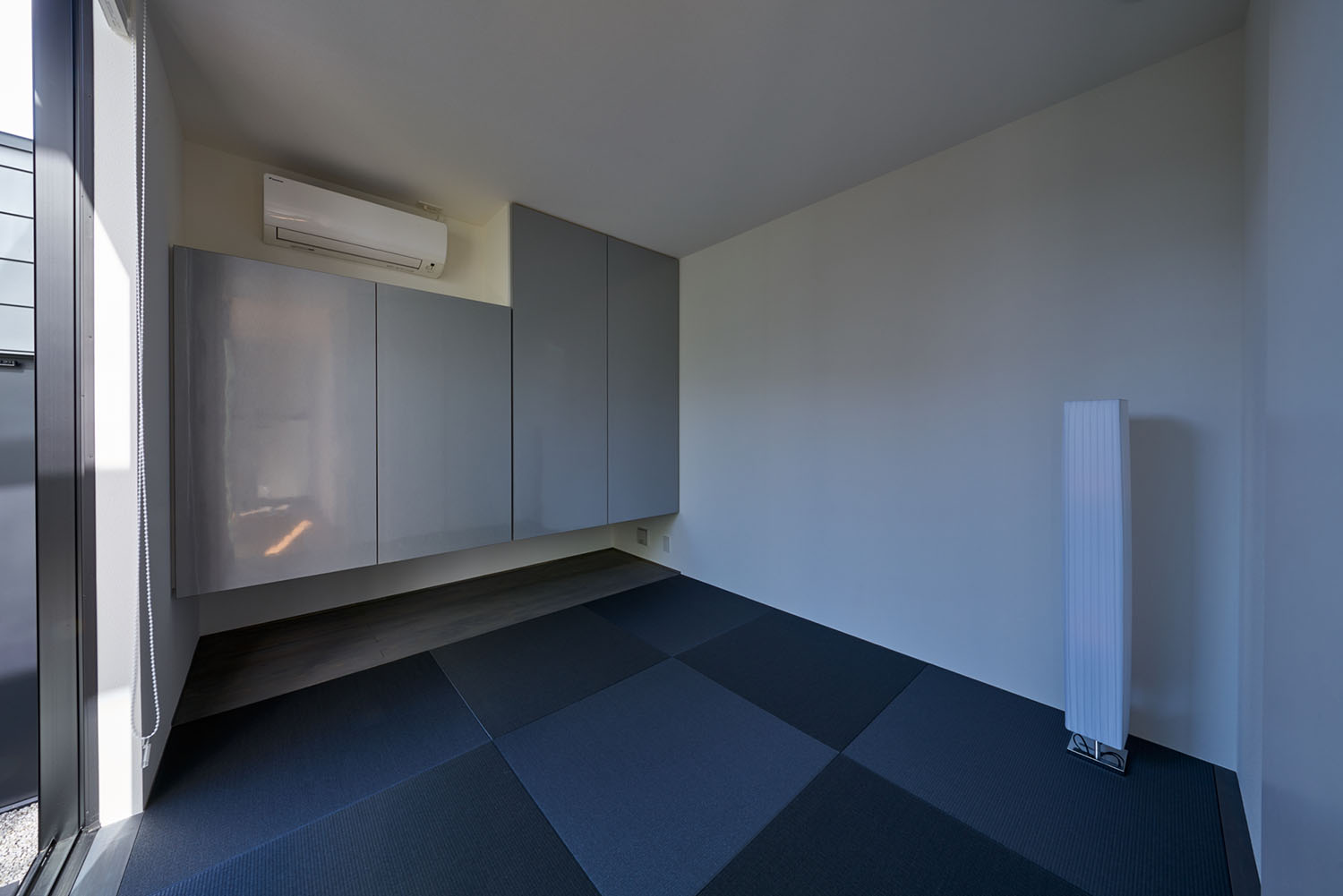 黒い琉球畳が敷かれた和室・デザイン住宅