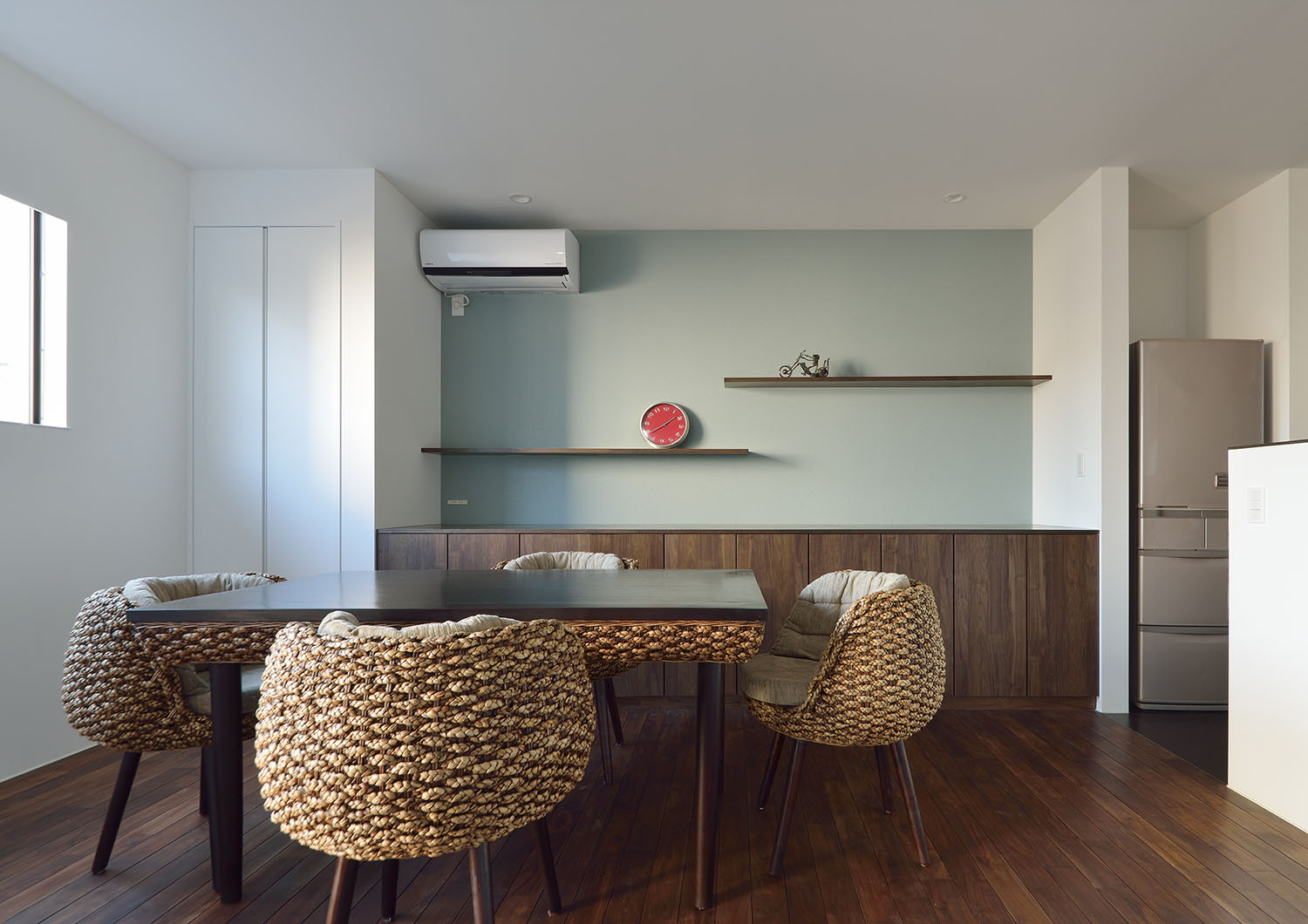 ダイニングテーブルと椅子のデザインが統一されているLDK・デザイン住宅