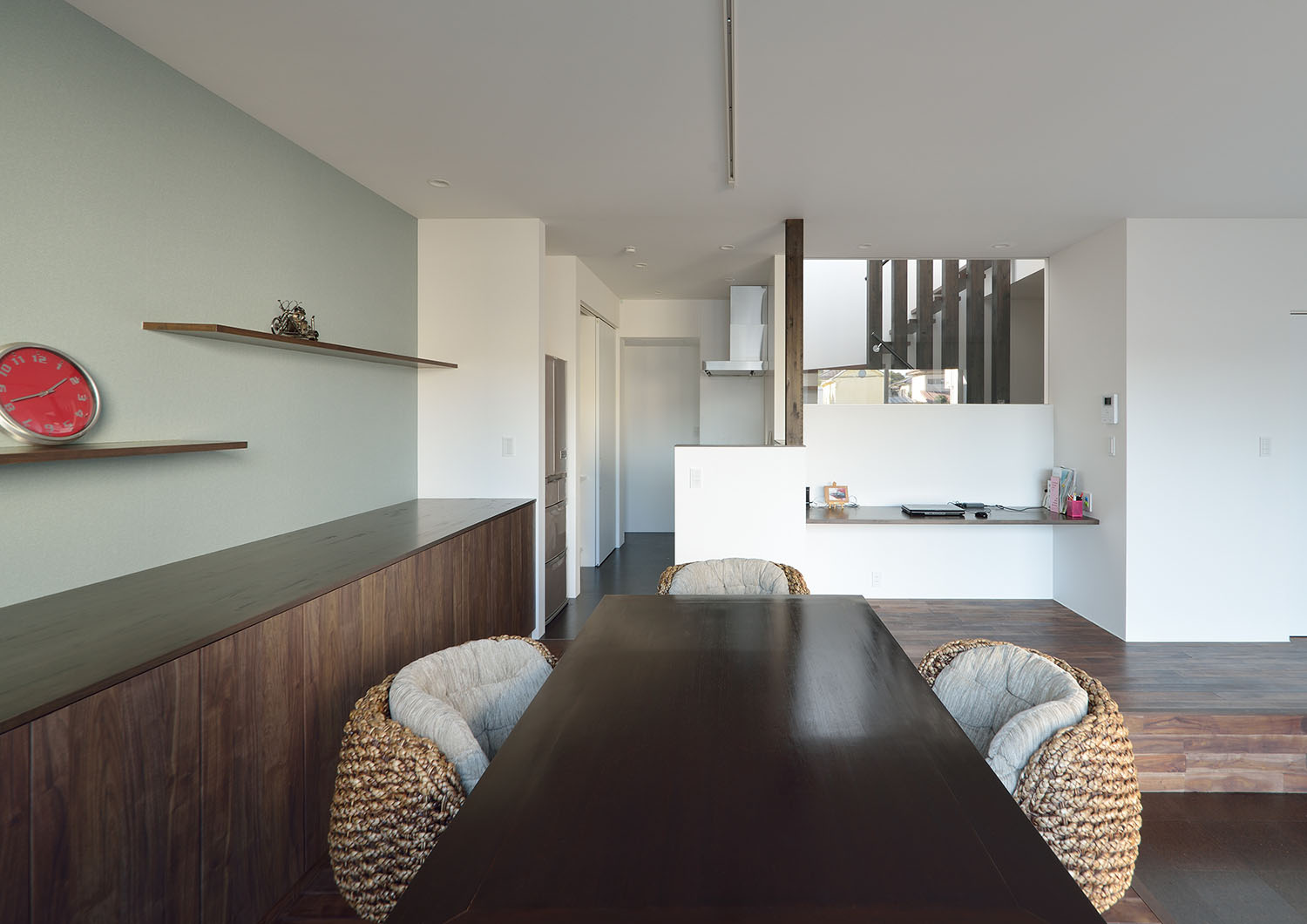ダイニングテーブルと棚のデザインが統一されているLDK・デザイン住宅