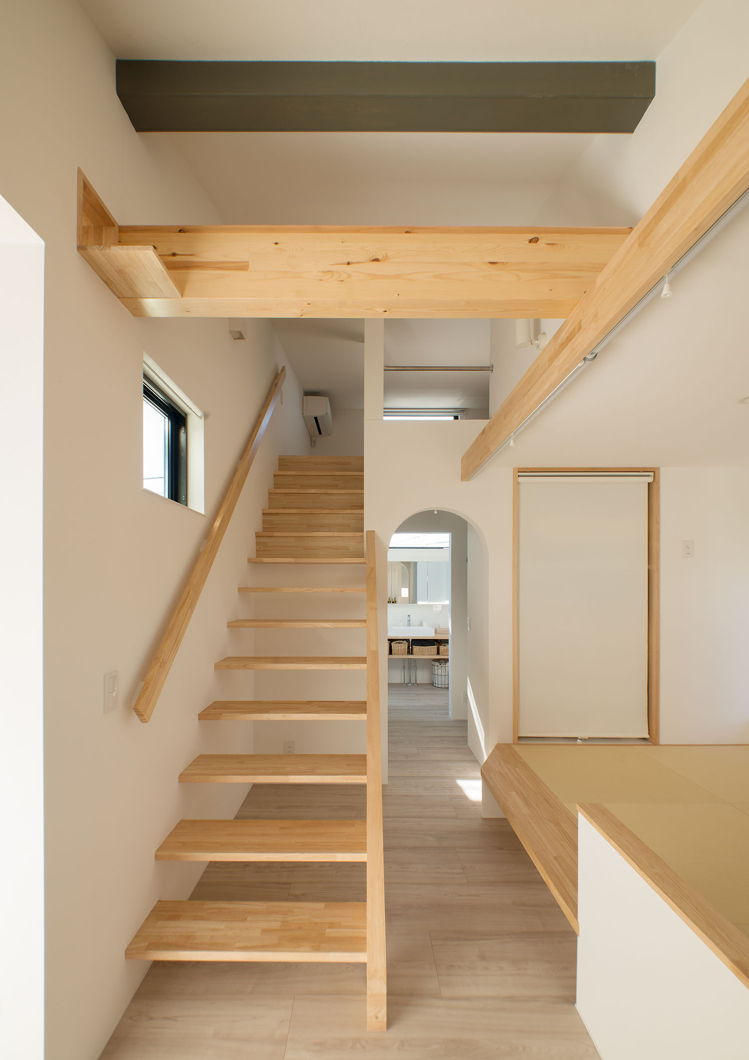 木の手すりや設けられた木のスケルトン階段・デザイン住宅