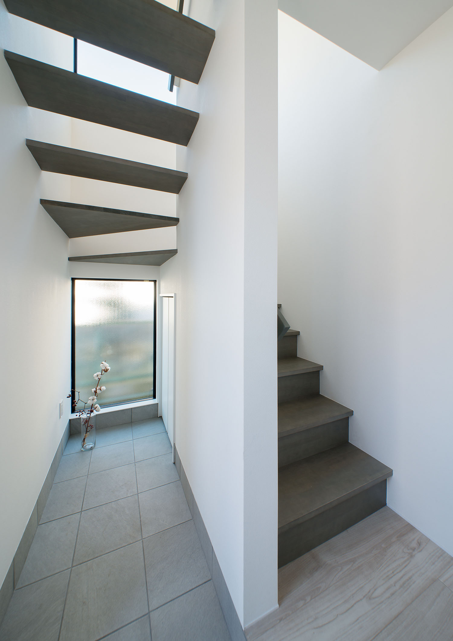 箱型階段からスケルトン階段へと切り替わっている階段・デザイン住宅