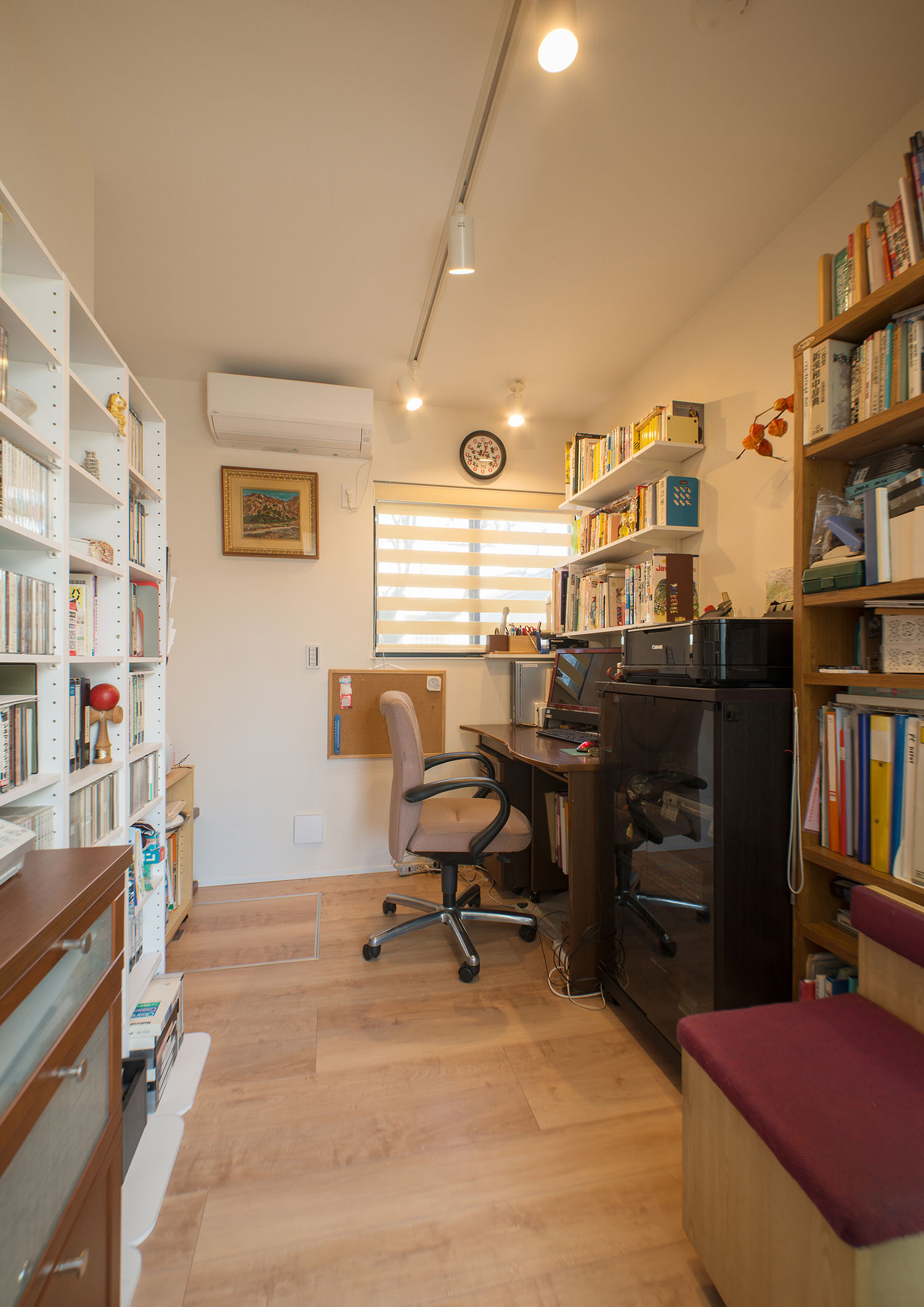 本棚や壁付けの棚がある書斎・デザイン住宅