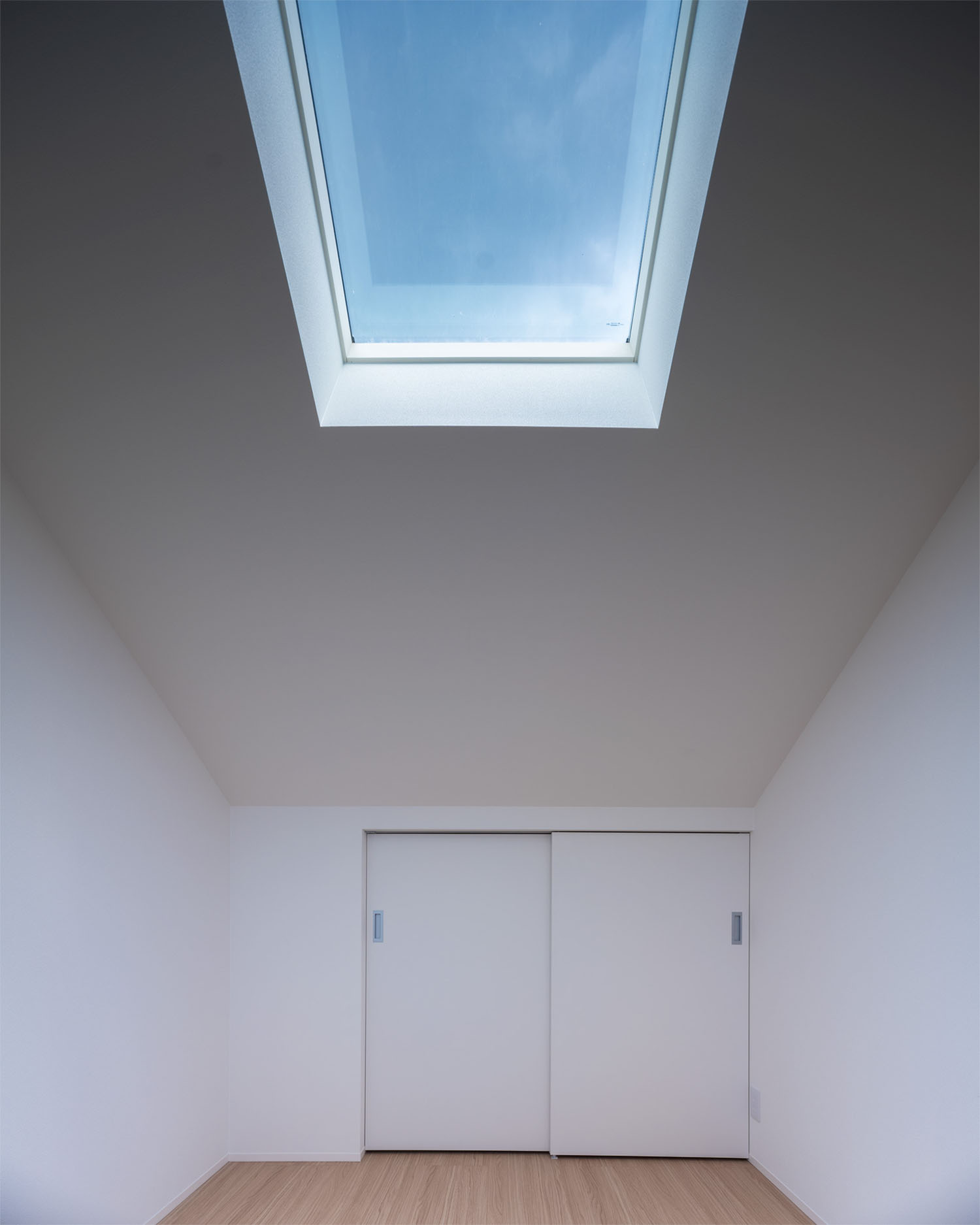 天窓を設けた白を基調とした部屋・デザイン住宅