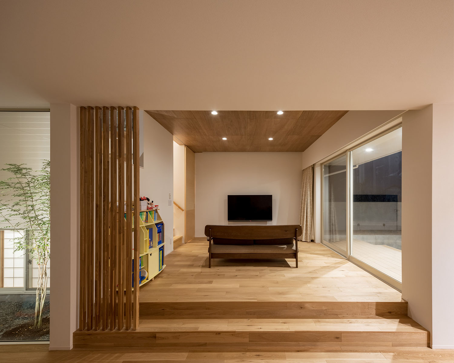 ダウンライトによって照らされる木材を中心としたLDK・デザイン住宅