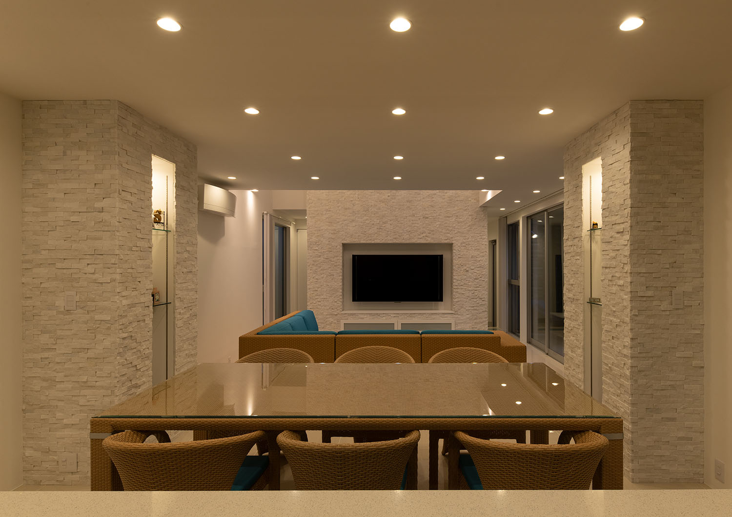 天井に均等にダウンライトが設けられた六人掛けダイニングテーブルがあるLDK・デザイン住宅