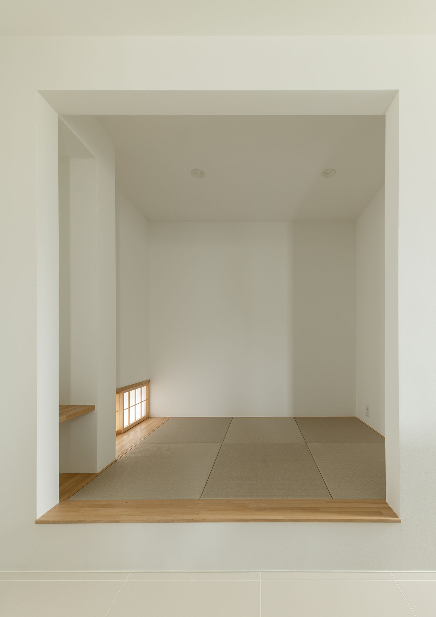 白を基調とし、地窓を設けたシンプルな和室・デザイン住宅