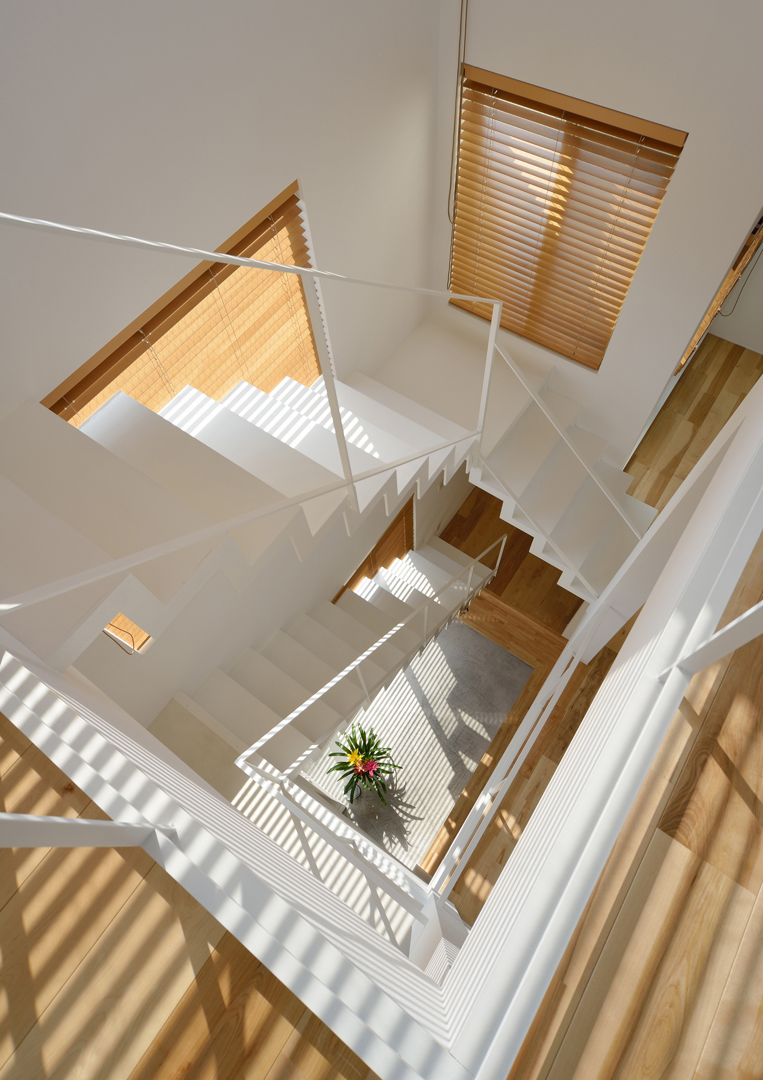 窓から光が入る明るい階段室・デザイン住宅