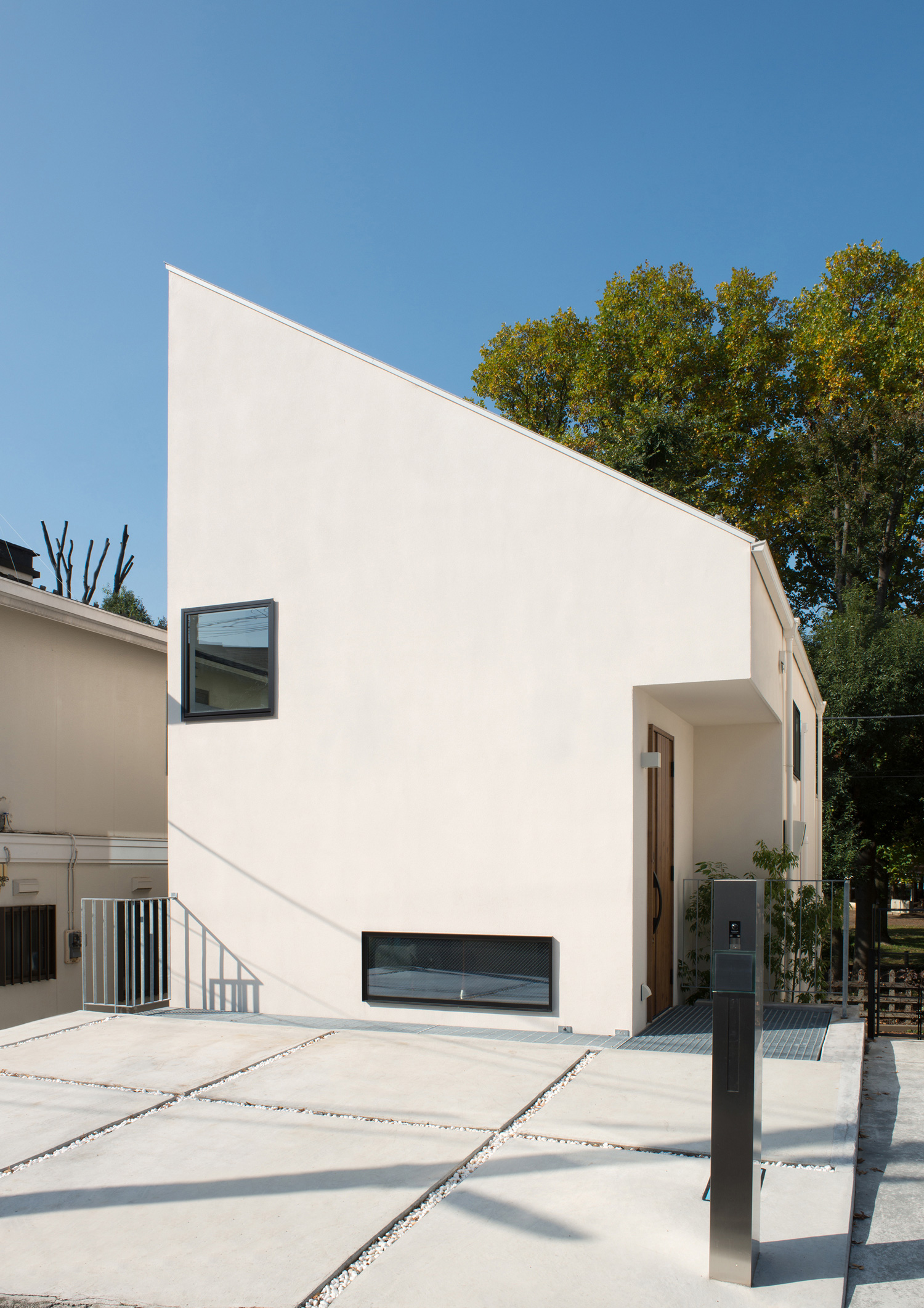 白い外壁で斜め屋根のシンプルな外観・デザイン住宅