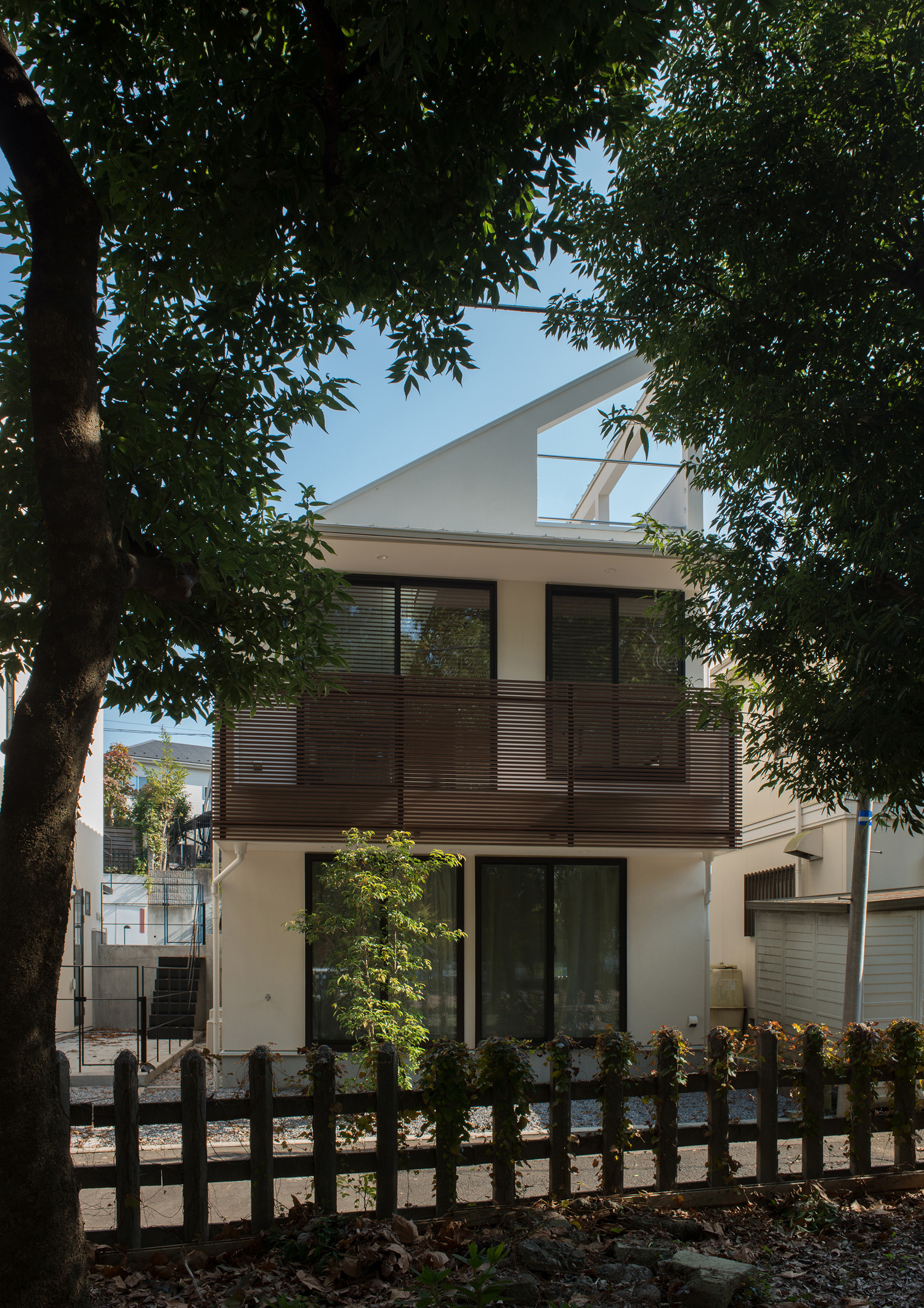 緑に囲まれた、バルコニーがある斜め屋根の家・デザイン住宅