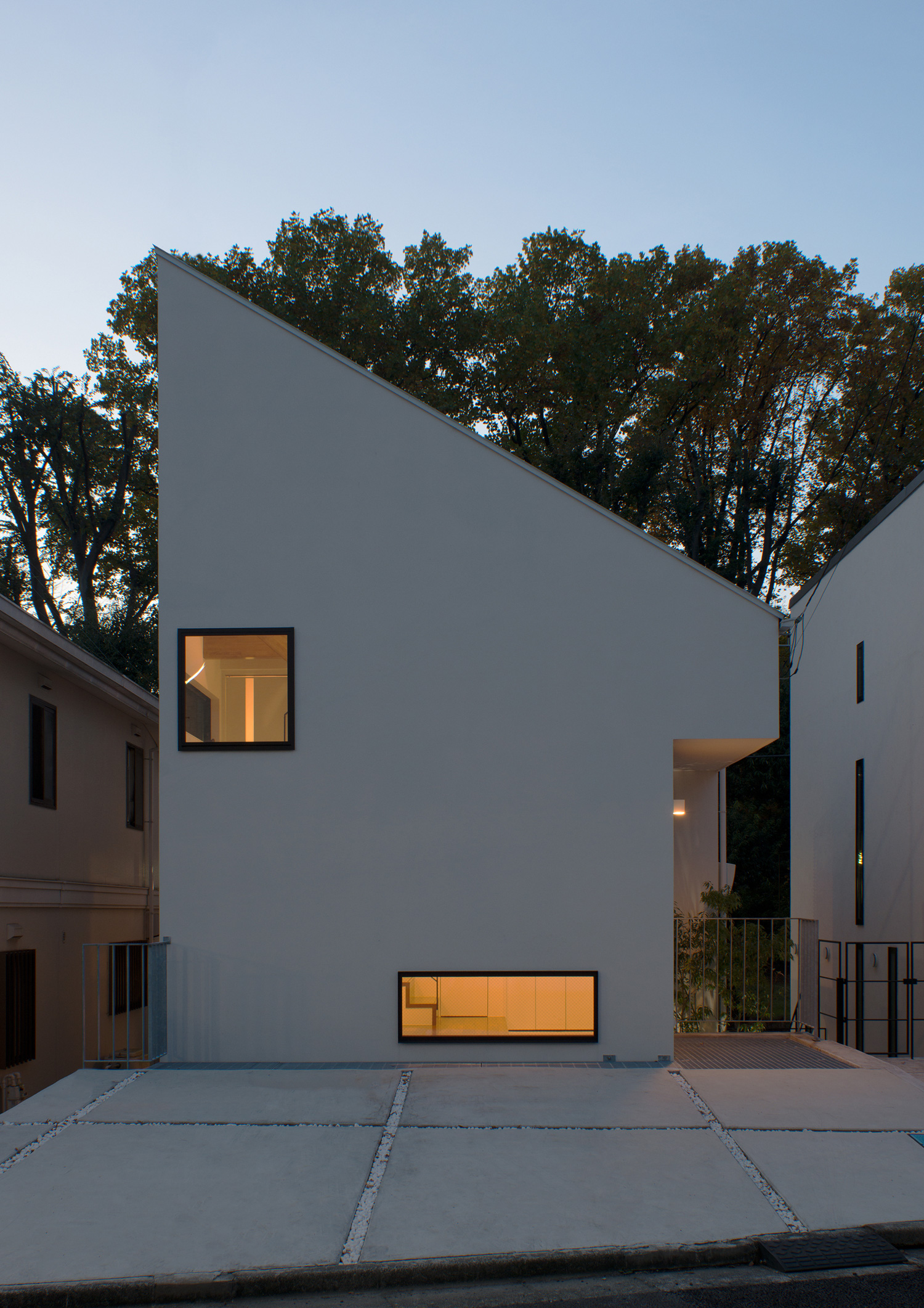 白い外壁で窓が少ない、斜め屋根の家・デザイン住宅