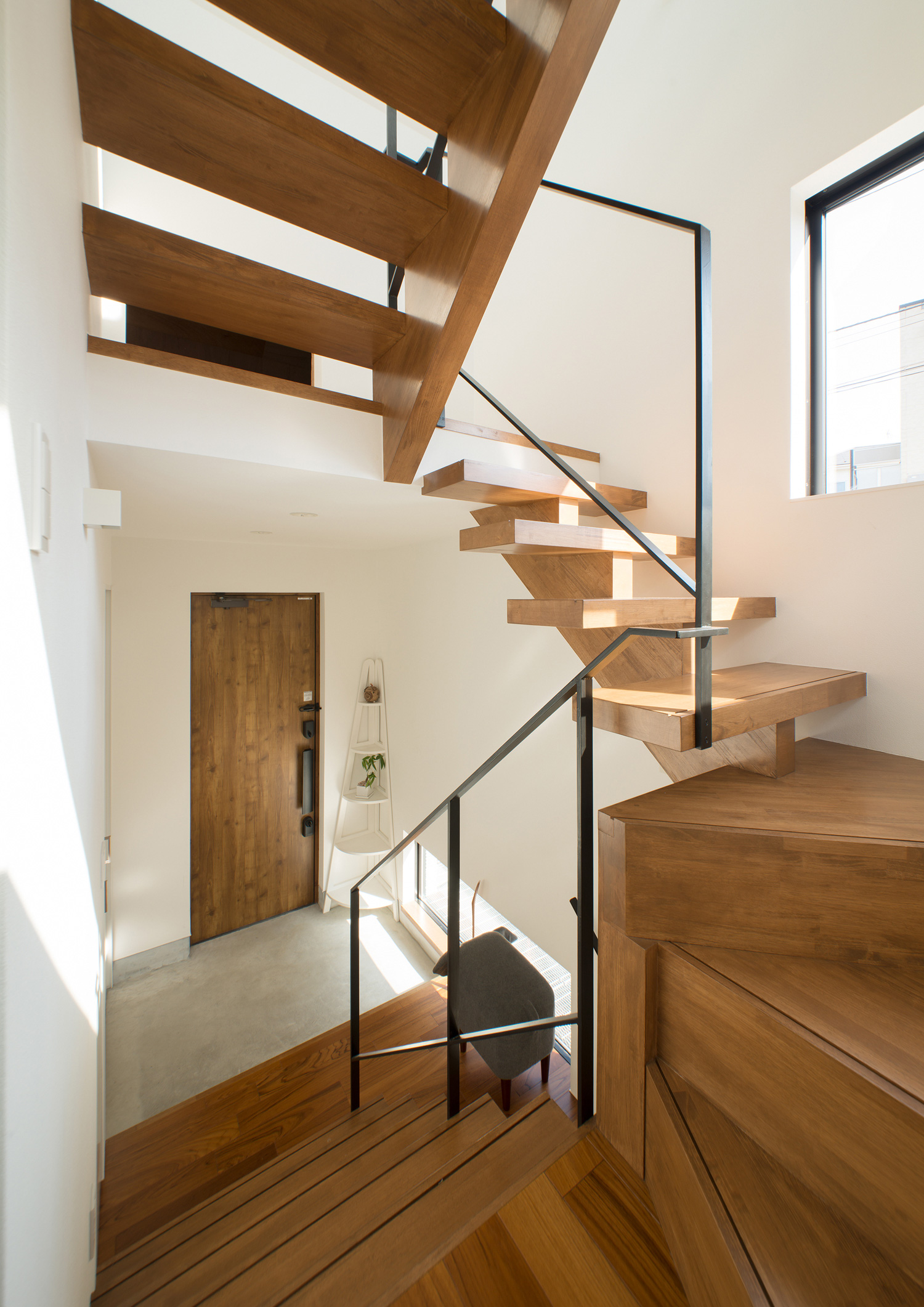 木のスケルトン階段が螺旋階段状になった室内・デザイン住宅