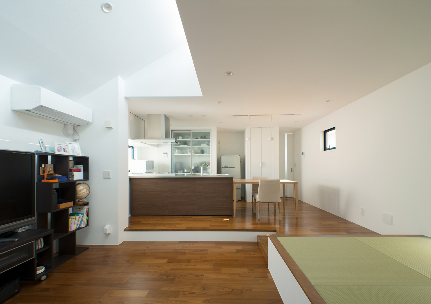キッチンと横並びのダイニングテーブルがある高天井のLDK・デザイン住宅