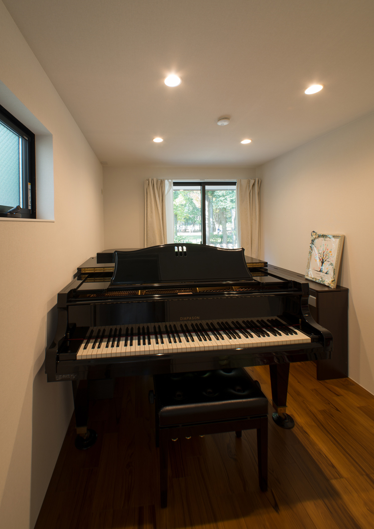 ピアノを一台置いた部屋・デザイン住宅