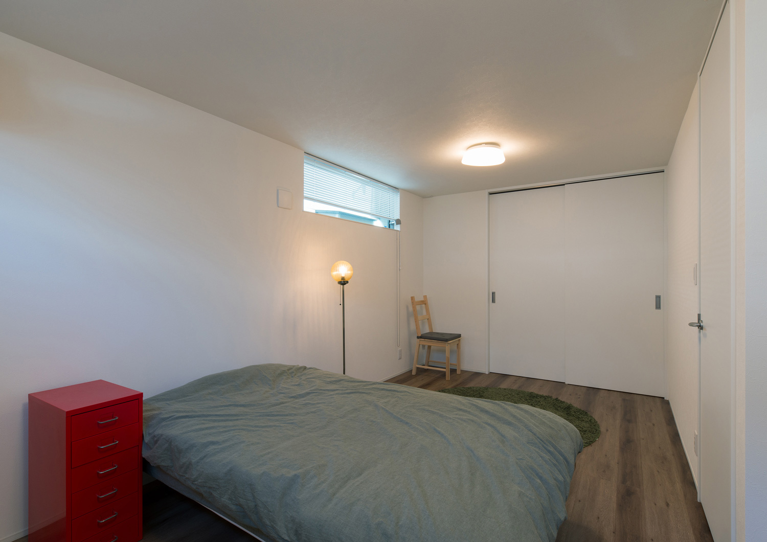 間接照明を取り付けたシンプルな寝室・デザイン住宅