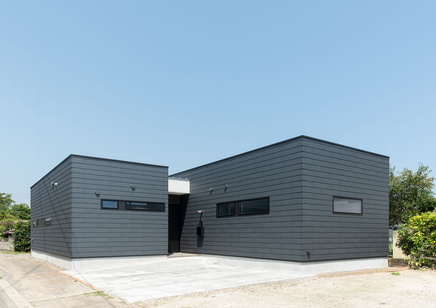黒いキューブ状が二つ繋がったような外観の住宅・デザイン住宅