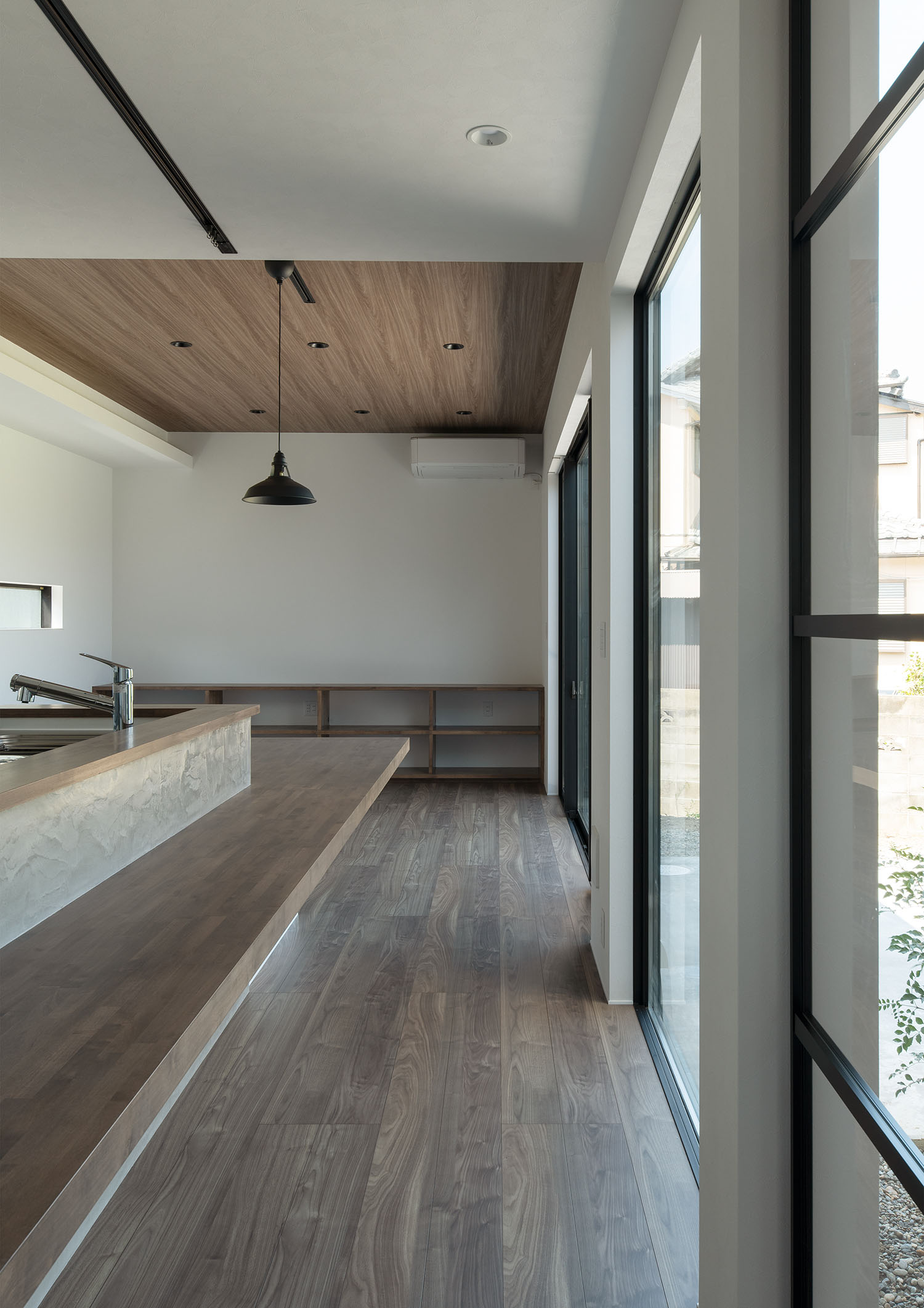 木材と白を中心としたLDK・デザイン住宅