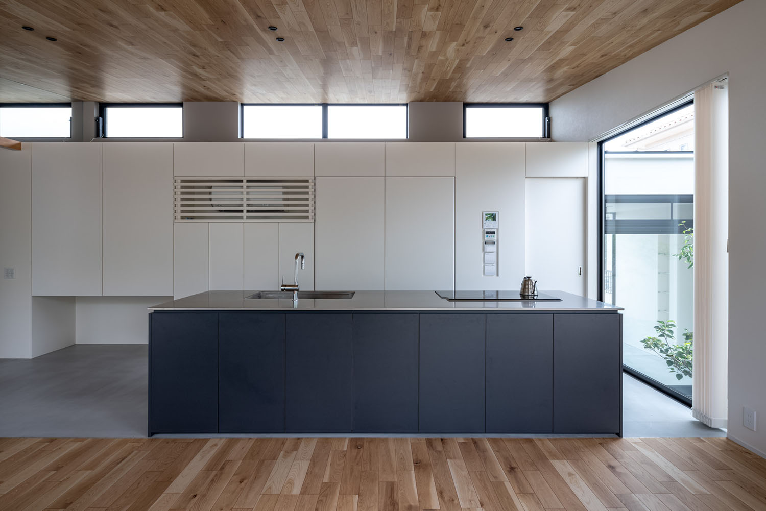 黒いシンプルなアイランドキッチン・デザイン住宅