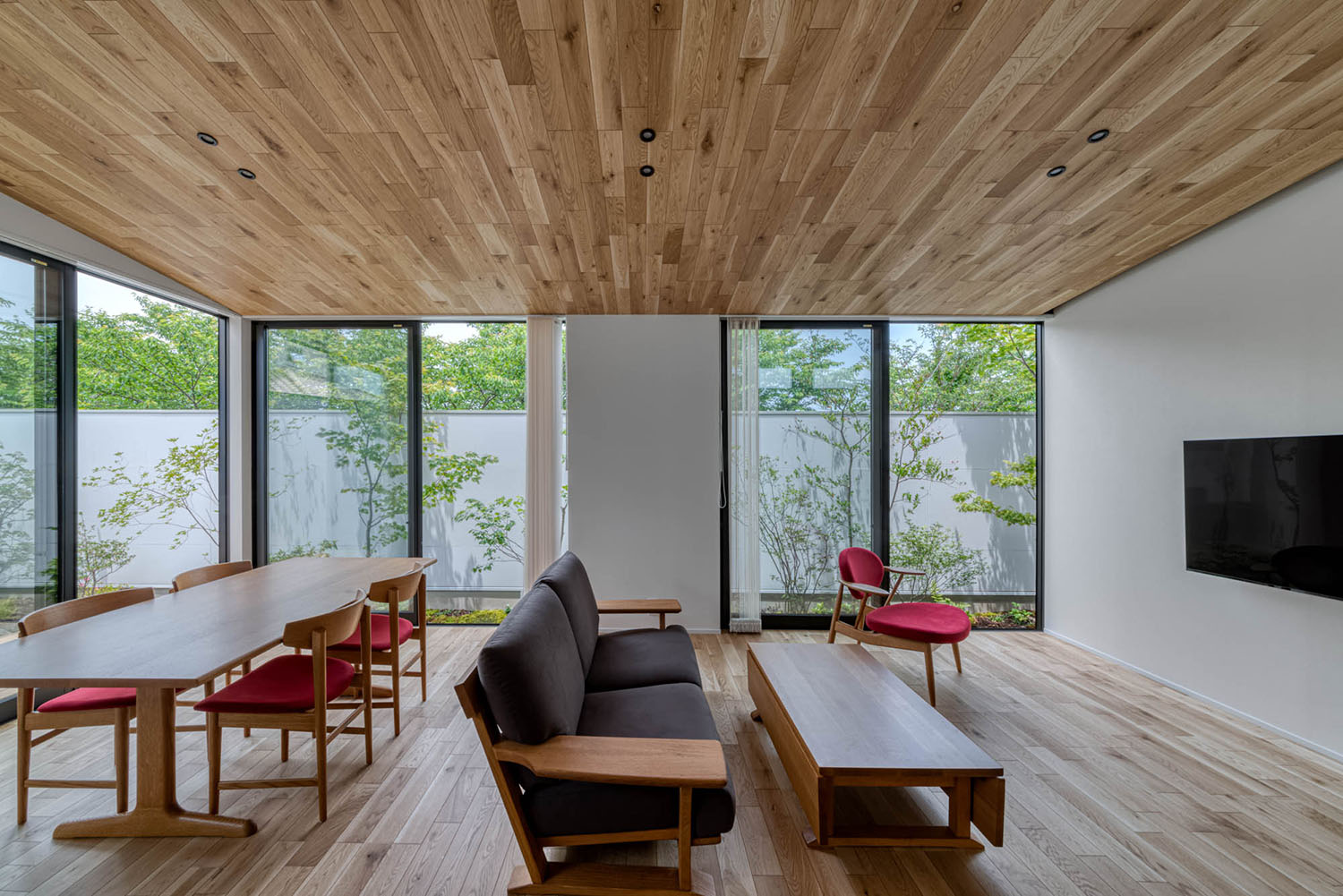 天井や床に木材を使用した、大きな窓があるLDK・デザイン住宅