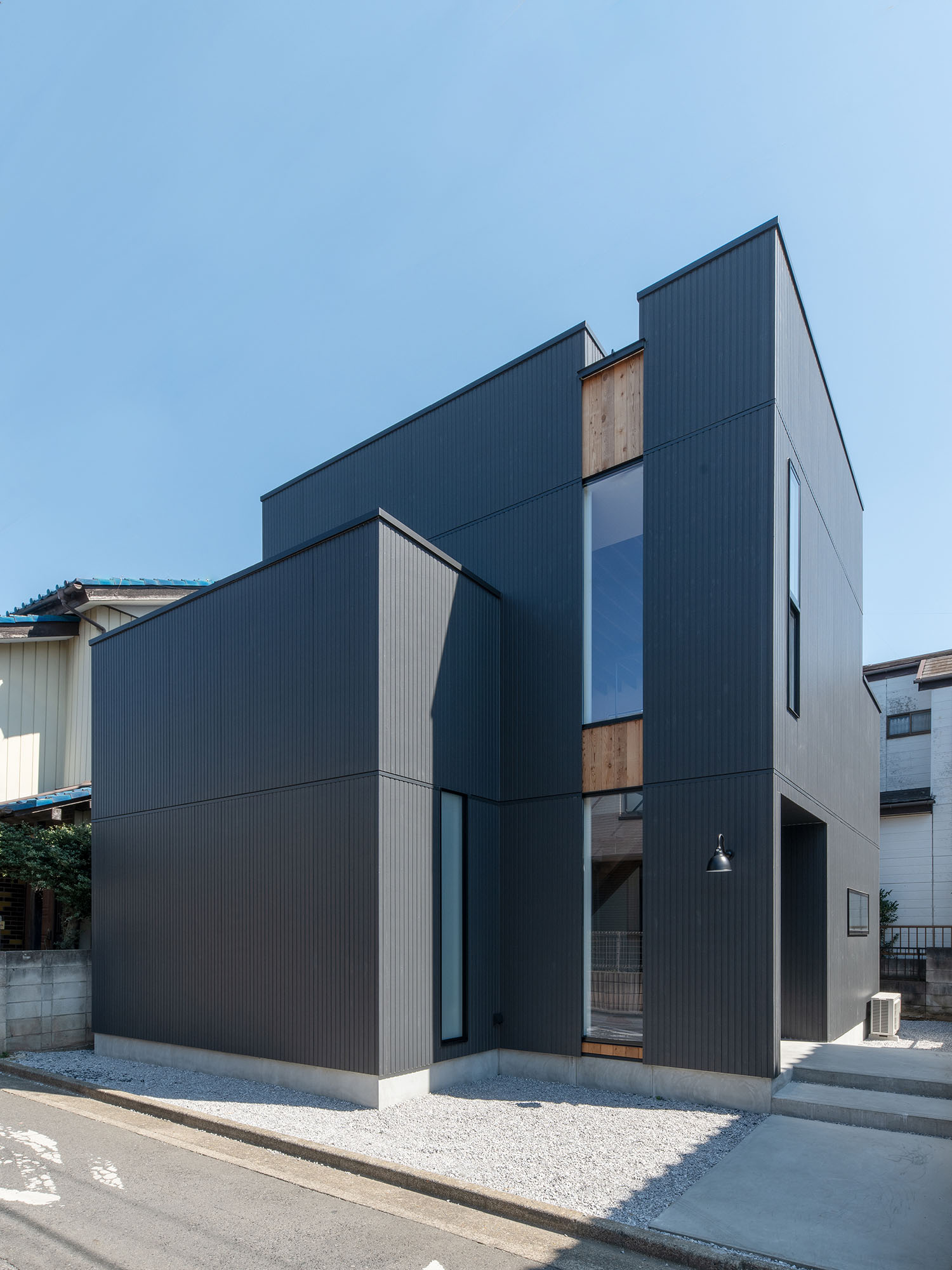 黒いキューブが二つ重なったような外観の住宅・デザイン住宅