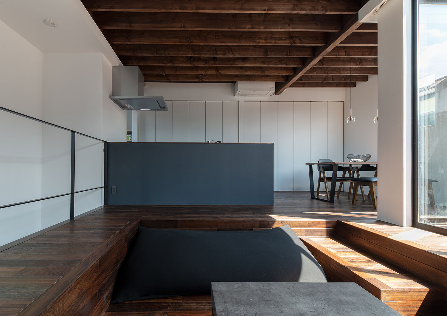 インテリアやキッチンの腰壁がグレーに統一されたLDK・デザイン住宅