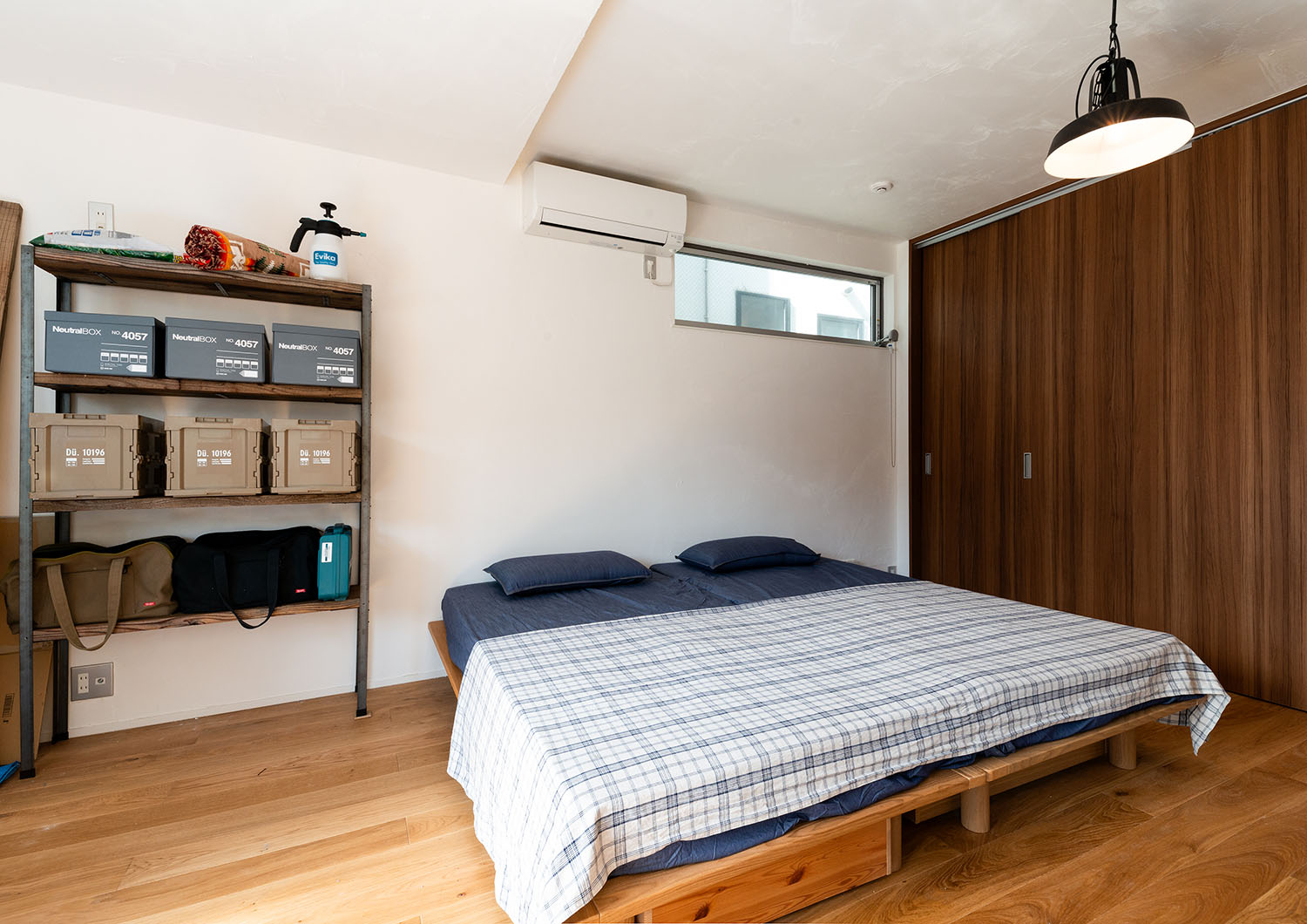 収納やインテリアに木材を多く使用した寝室・デザイン住宅