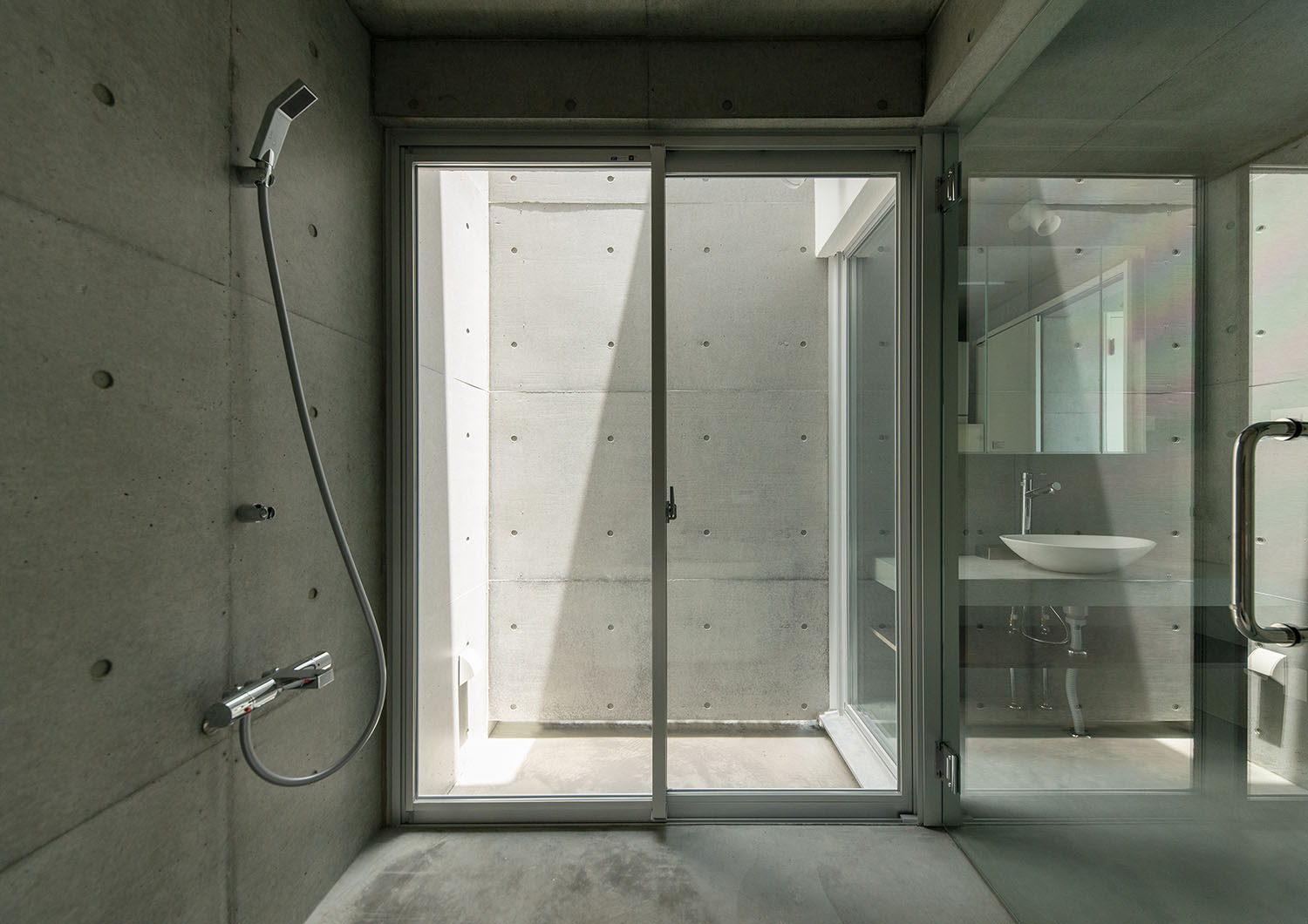 浴室から外へ出ることが出来る窓・デザイン住宅