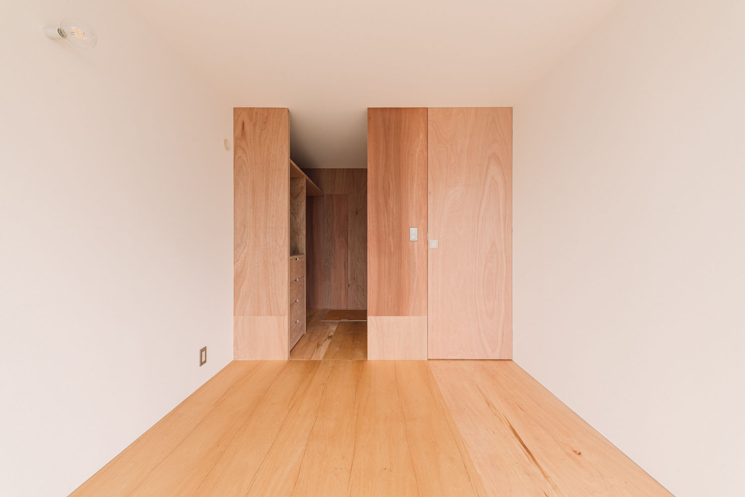 建具をすべて木材で統一したフローリングの寝室・デザイン住宅