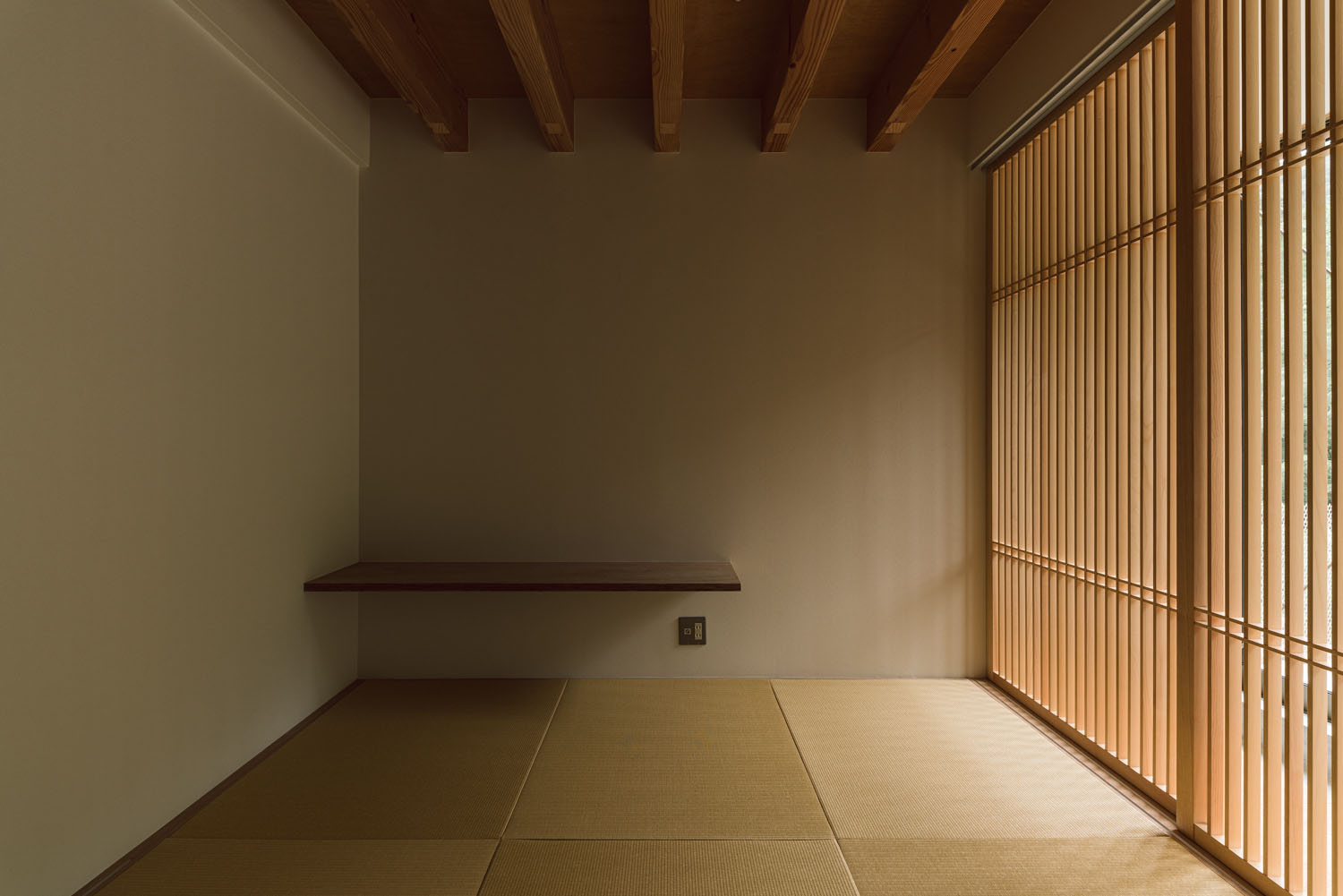 梁見せ天井で、格子戸がある琉球畳の和室・デザイン住宅