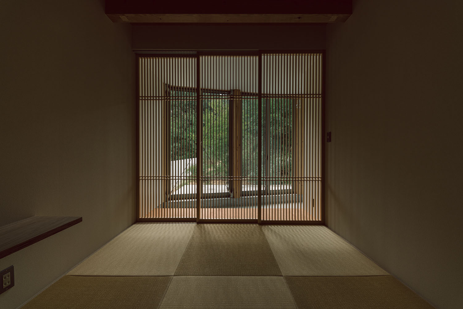 格子戸から外の緑が見える琉球畳の和室・デザイン住宅