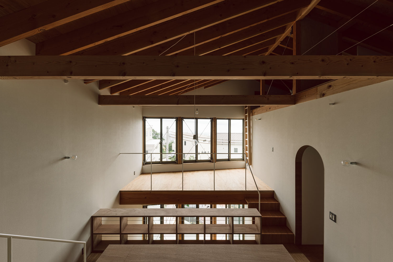 スキップフロアがある梁見せ天井の空間・デザイン住宅