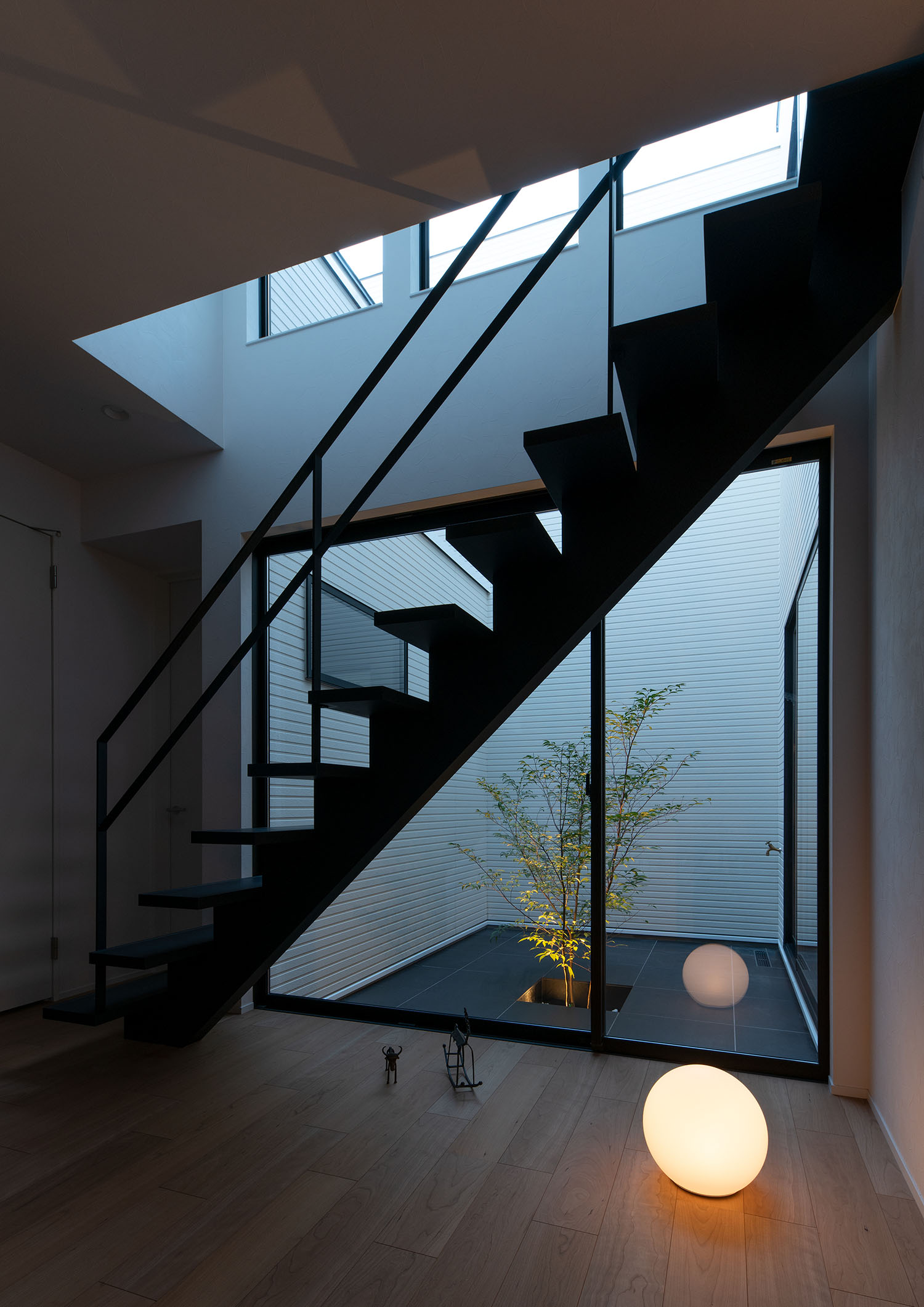 階段の下に間接照明が置かれている様子・デザイン住宅
